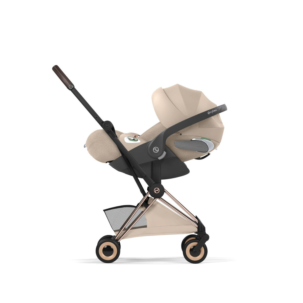 CYBEX Coya plooibuggy Cozy Beige rosegold met ruime boodschappenmand, bij De Gele Flamingo