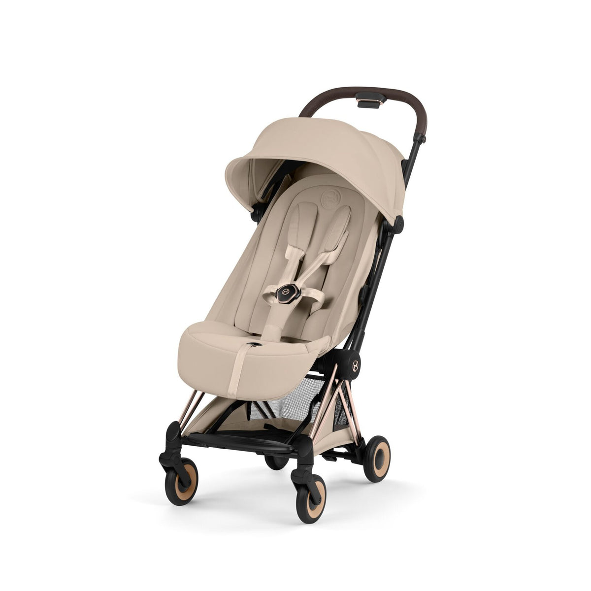 CYBEX Coya plooibuggy Cozy Beige met rosegold frame, compacte reisbuggy bij De Gele Flamingo