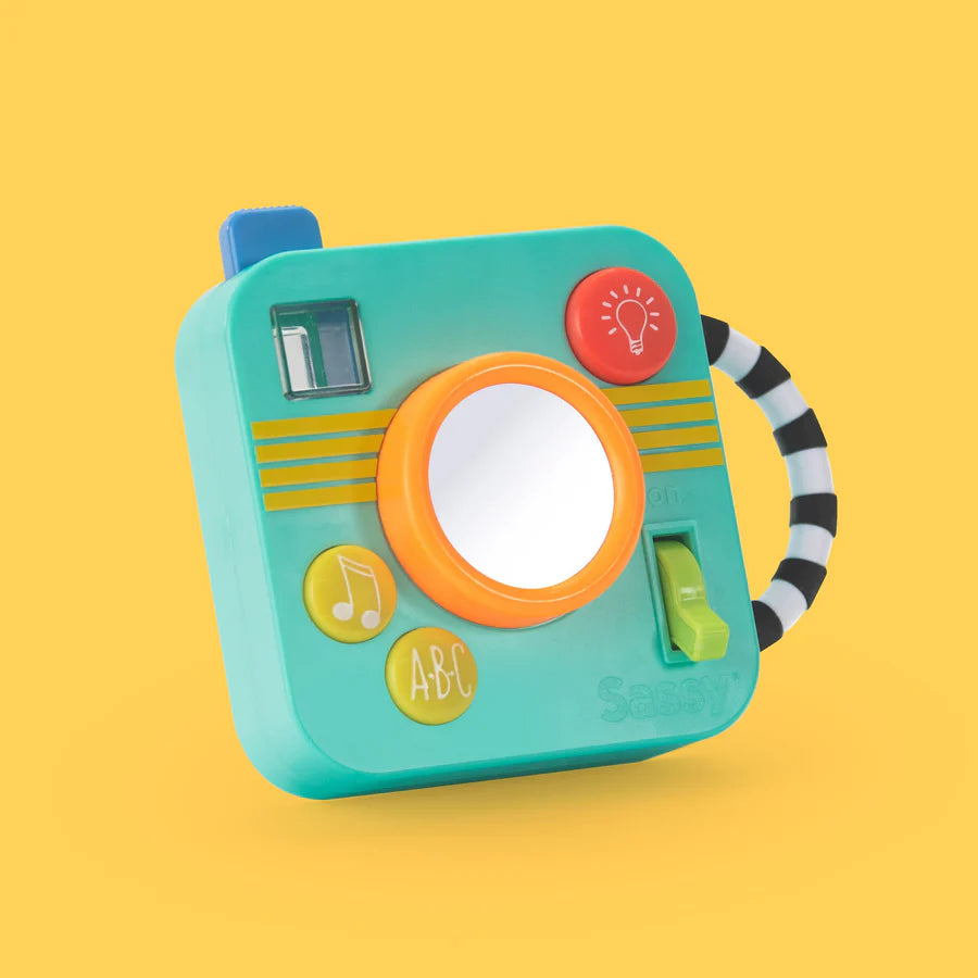 Sassy Busy Baby Camera speelcamera met draaiende elementen en klik-geluid, te koop bij De Gele Flamingo.
