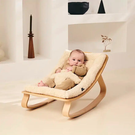 Charlie Crane LEVO Baby Rocker Fur Milk met zachte polyester bekleding, verkrijgbaar bij De Gele Flamingo