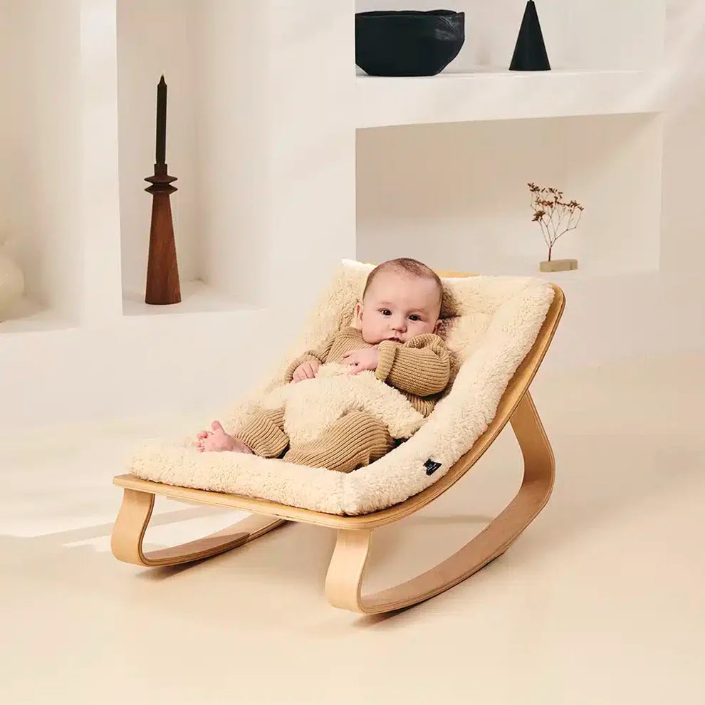 Charlie Crane LEVO Baby Rocker Fur Milk met zachte polyester bekleding, verkrijgbaar bij De Gele Flamingo