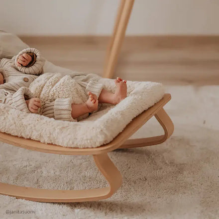 Charlie Crane LEVO Baby Rocker Fur Milk met verstelbare 3-puntsgordel, in het assortiment van De Gele Flamingo