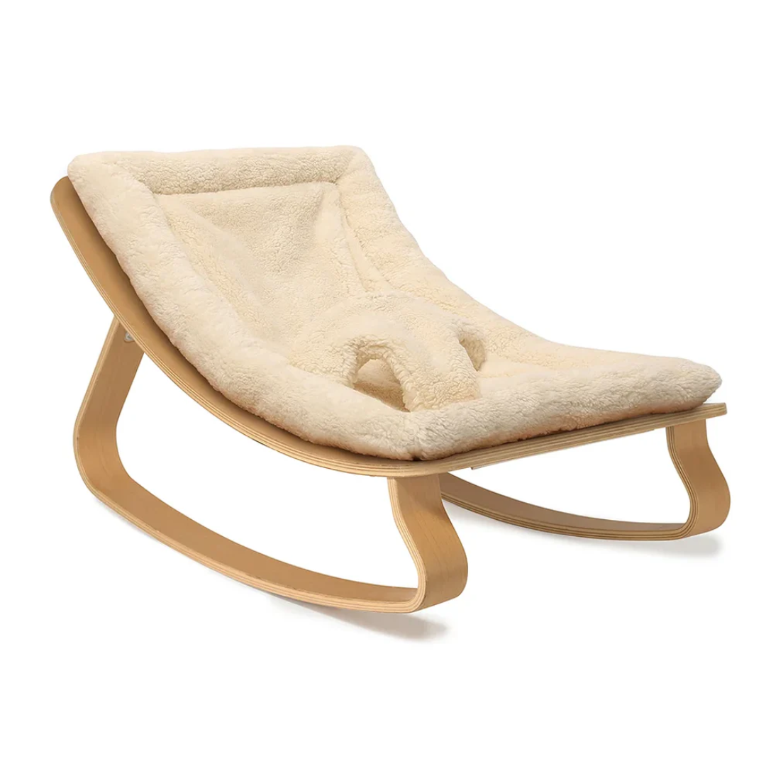 Charlie Crane LEVO Baby Rocker in Fur Milk met beukenhouten frame, te koop bij De Gele Flamingo