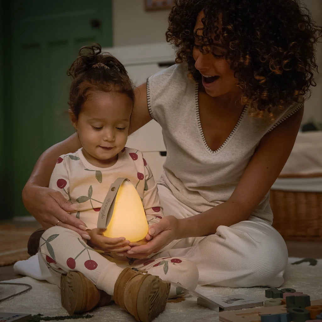 Shnuggle Moonlight Plus nachtlamp in bruin en beige, draagbaar en oplaadbaar, bij De Gele Flamingo