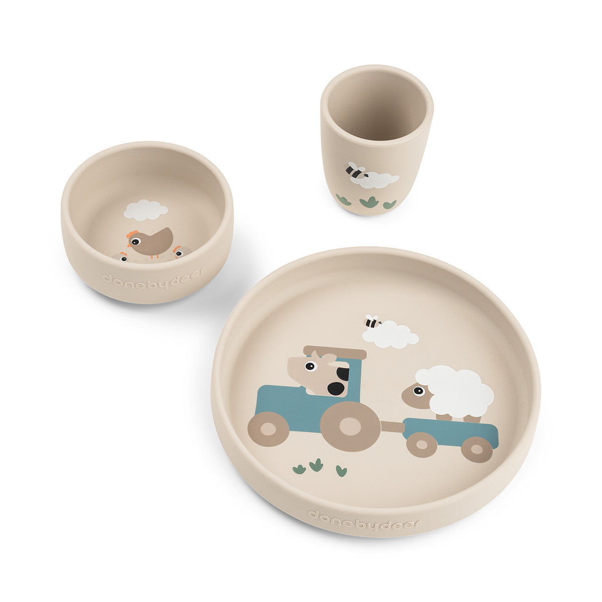 Done By Deer Stick & Stay eetset Tiny Farm Sand met beker van 160 ml, uit het assortiment van De Gele Flamingo.