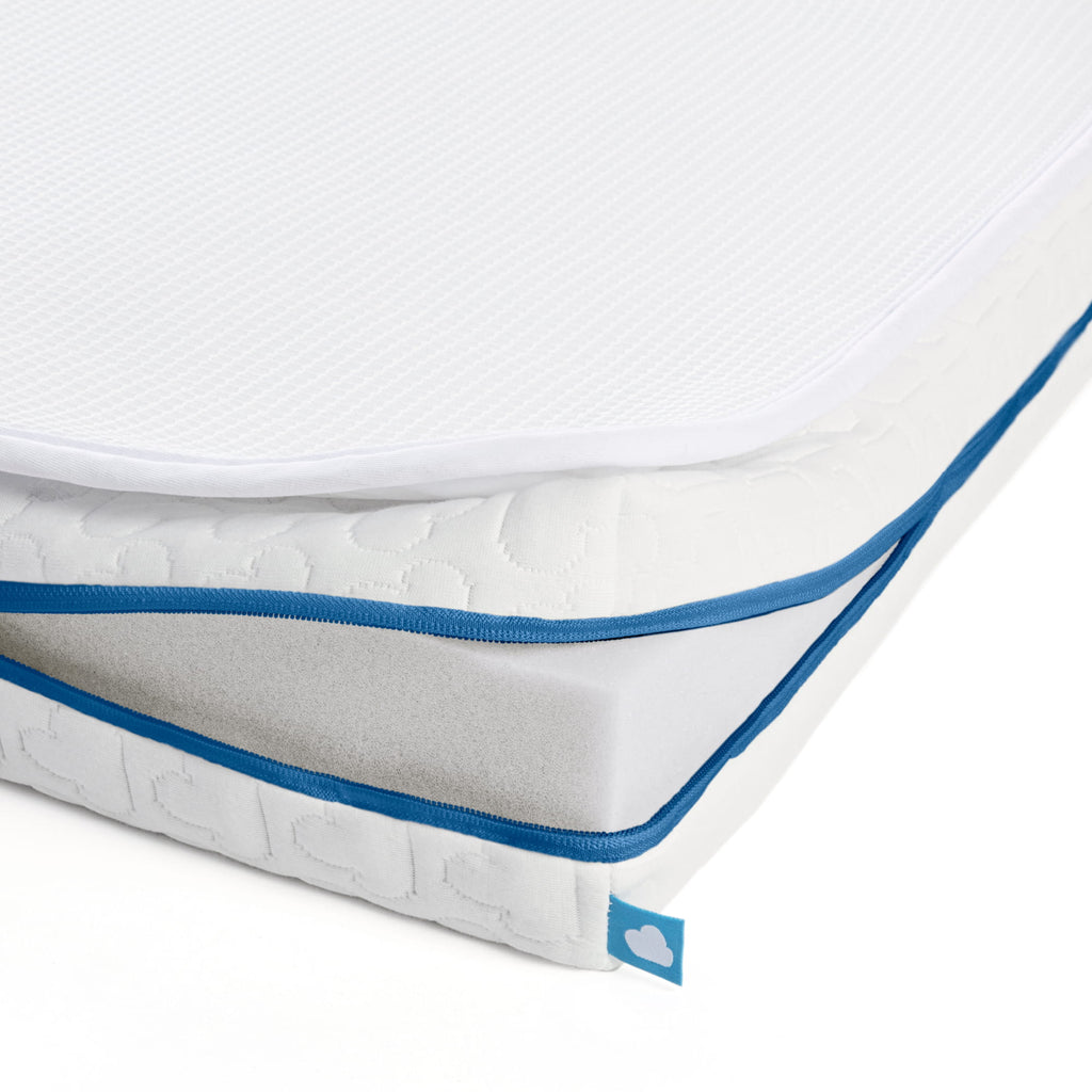 Aerosleep Evolution matraspakket voor wieg en co-sleeper, matrasbeschermer half opgetild van de matras