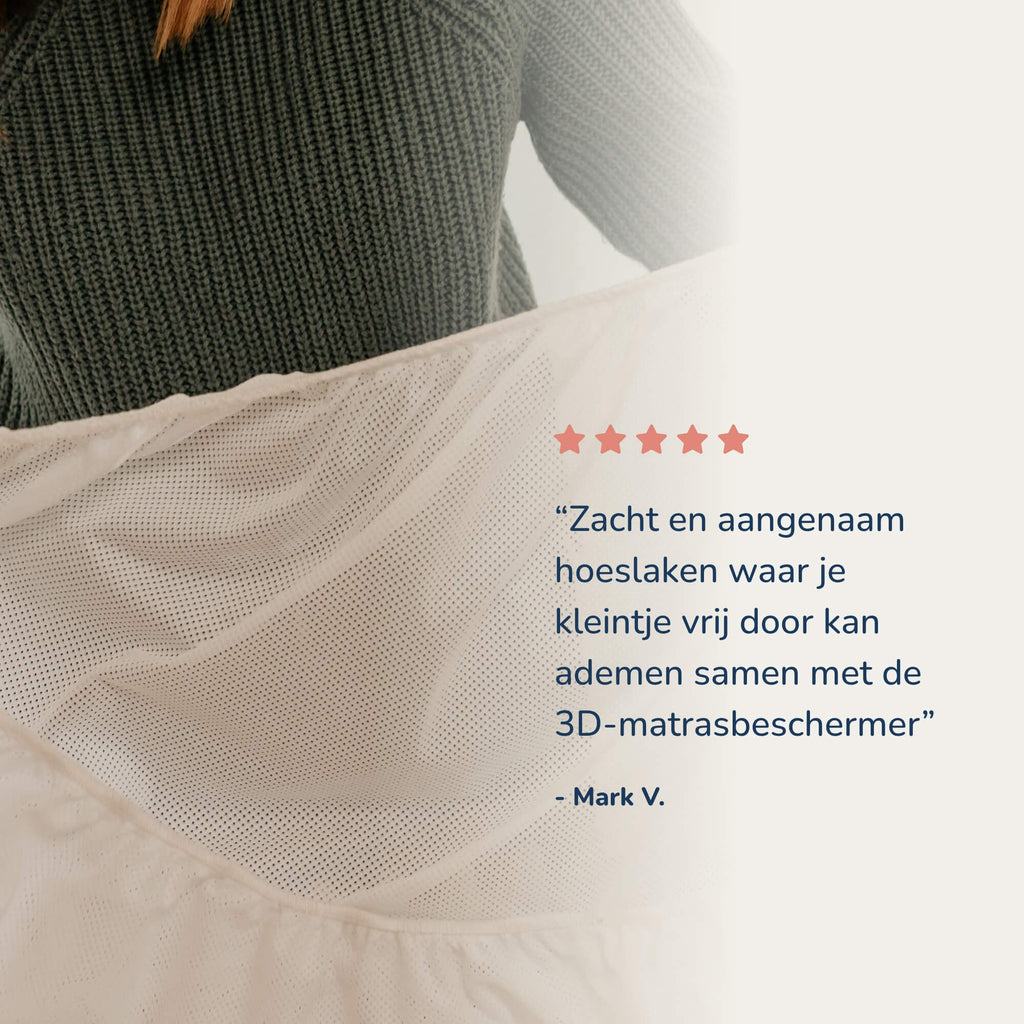 Aerosleep hoeslaken wit wordt over een matras getrokken, met klantenreview