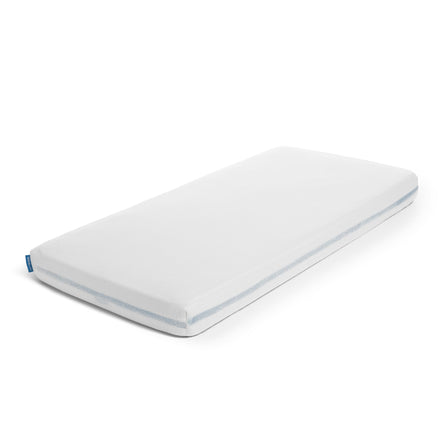 Aerosleep hoeslaken voor wieg wit rond een matras, op witte achtergrond