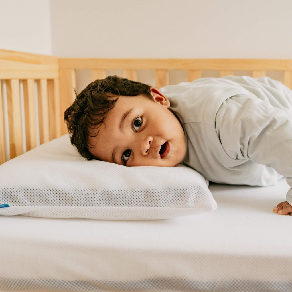 Kind in bed op een kussen met Aerosleep kussensloop wit