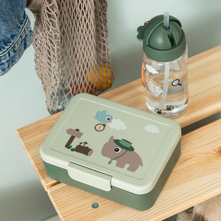 Done By Deer drinkfles Tiny Trails Green op tafel tijdens de pauze