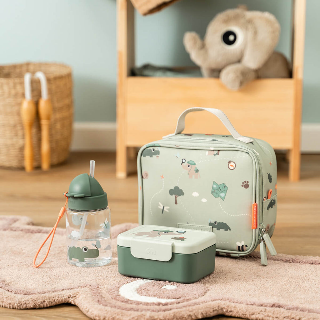 Kindje drinkt uit de Done By Deer drinkfles Tiny Trails Green