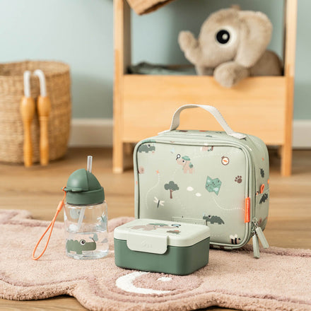 Kindje drinkt uit de Done By Deer drinkfles Tiny Trails Green