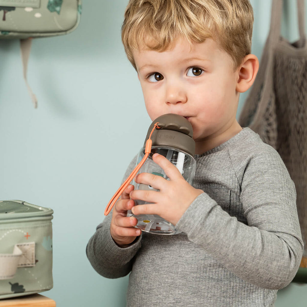 Kindje drinkt uit de Done By Deer drinkfles Tiny Trails Sand