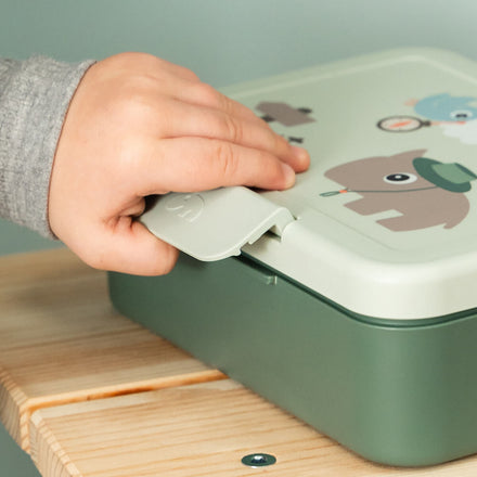 Kindje opent de Done By Deer lunchdoos Tiny Trails Green