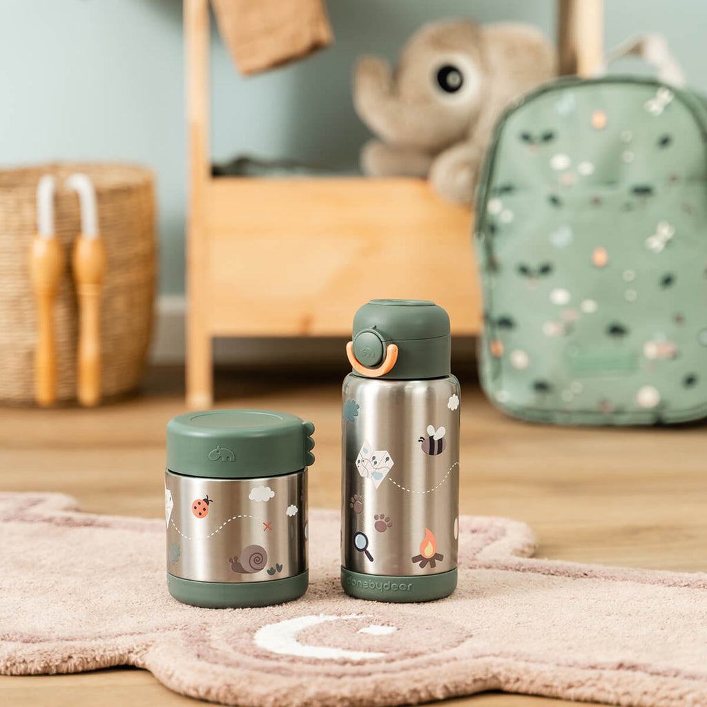 Kindje drinkt uit de Done By Deer thermosfles Tiny Trails Green