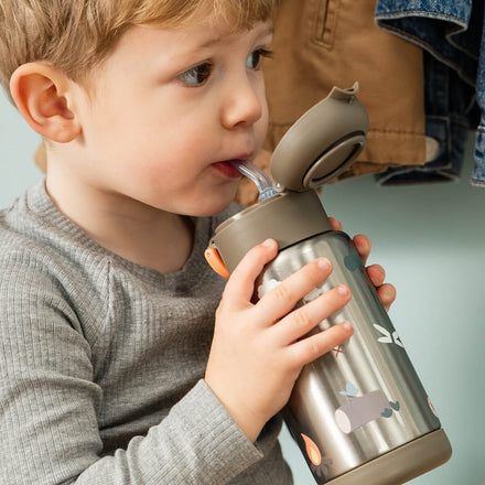 Kindje drinkt uit de Done By Deer thermosfles Tiny Trails Sand