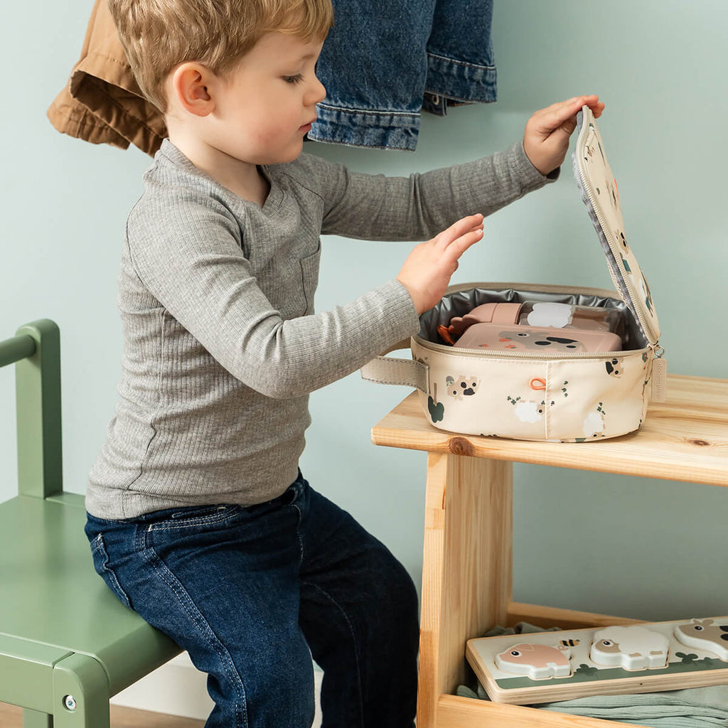 Kind met de kleine Done By Deer lunchtas Tiny Farm Sand