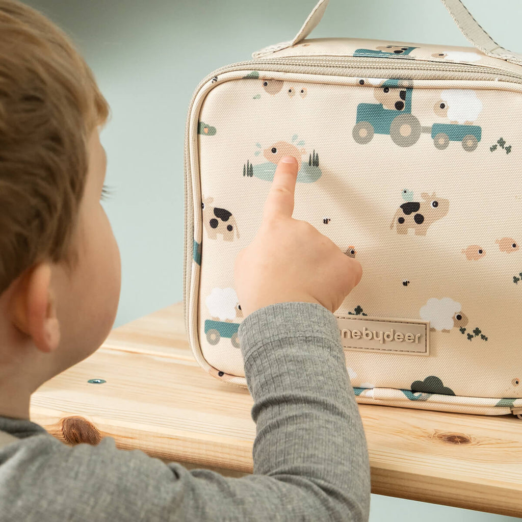 Sfeerbeeld van de Done By Deer lunchtas Tiny Farm Sand