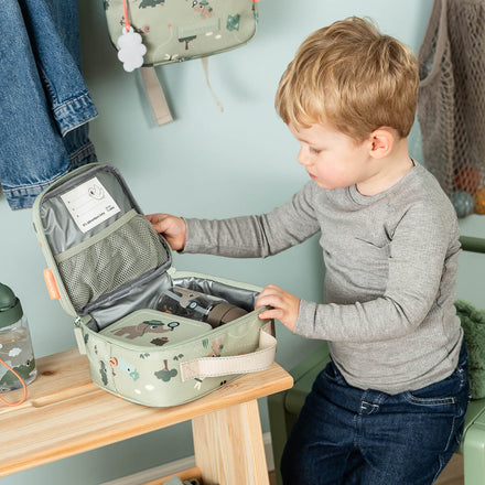 Kind met de kleine Done By Deer lunchtas Tiny Trails Green
