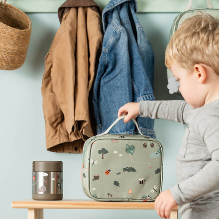 Kleine Tiny Trails Green lunchtas van Done By Deer in gebruik