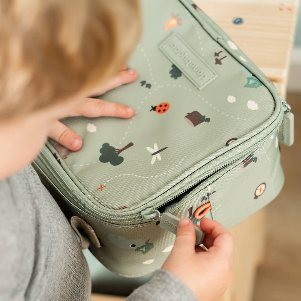 Sfeerbeeld van de kleine Done By Deer lunchtas Tiny Trails Green