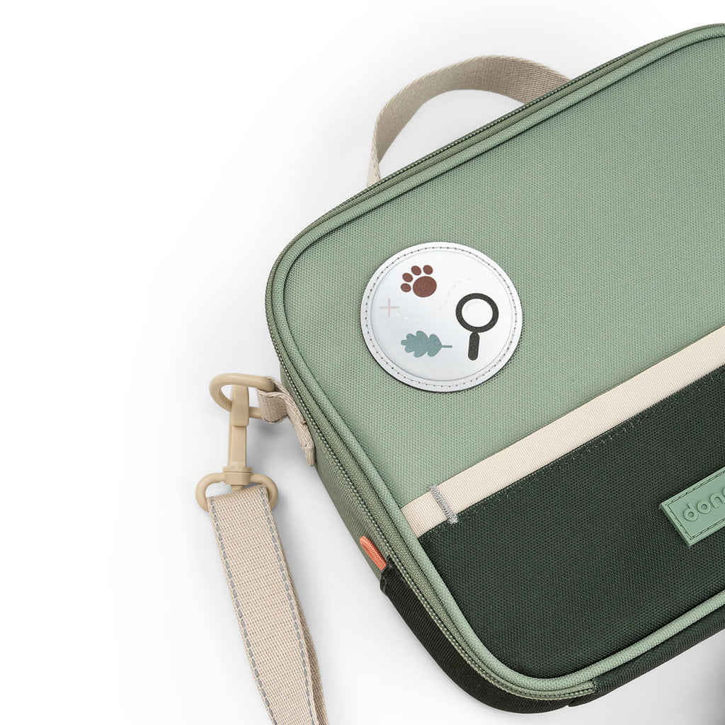 Detail van de dubbele rits op de groene Done By Deer lunchtas