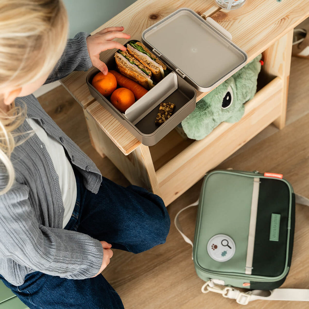 Tiny Trails Green lunchtas van Done By Deer in gebruik
