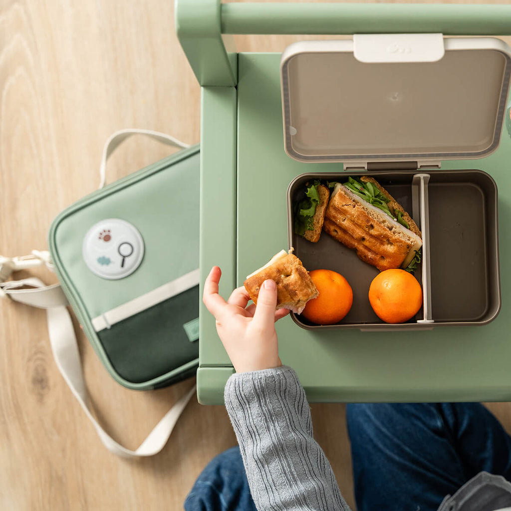 Sfeerbeeld van de Done By Deer lunchtas Tiny Trails Green