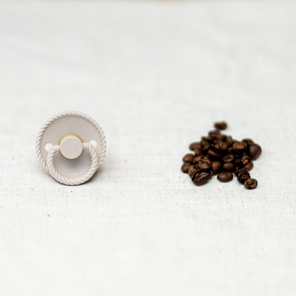 Frigg Mini Mocha fopspeen Cappuccino naast koffiebonen