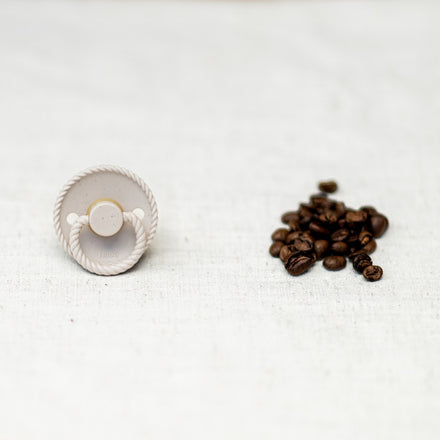 Frigg Mini Mocha fopspeen Cappuccino naast koffiebonen