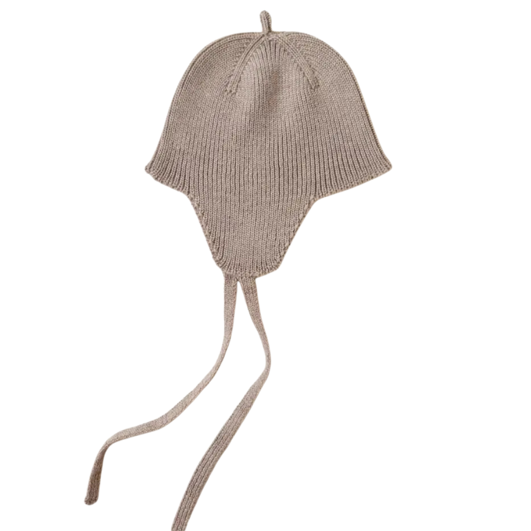 Hvid Bonnet Kota pixiemuts in de kleur Sand van merinowol, bij De Gele Flamingo.