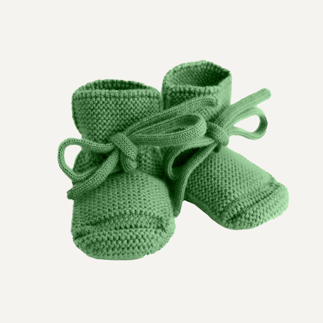 Hvid Booties babyslofjes van merinowol in grasgroen, vooraanzicht