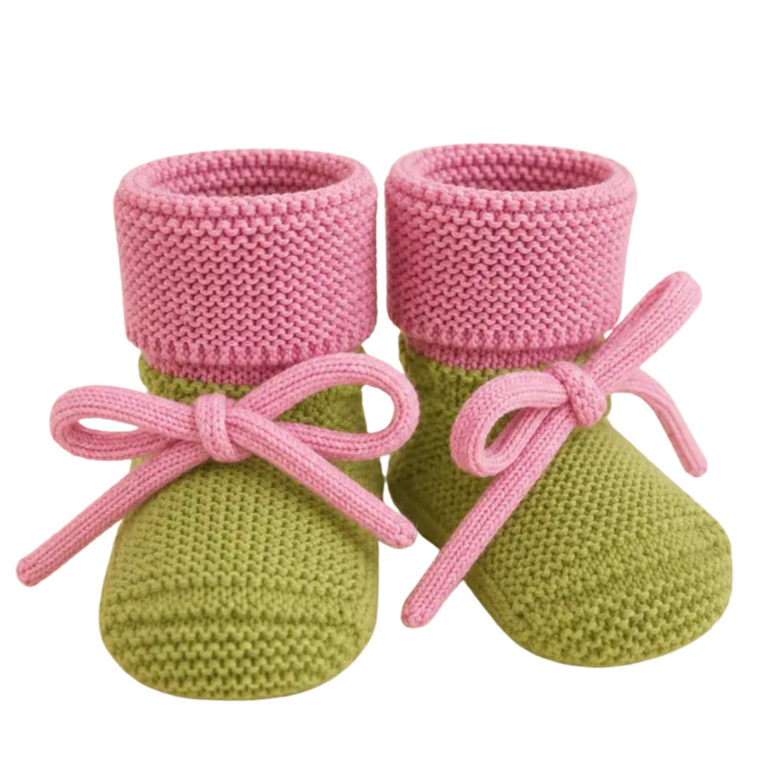 Hvid Booties babyslofjes van merinowol in limegroen met zachtroze, vooraanzicht
