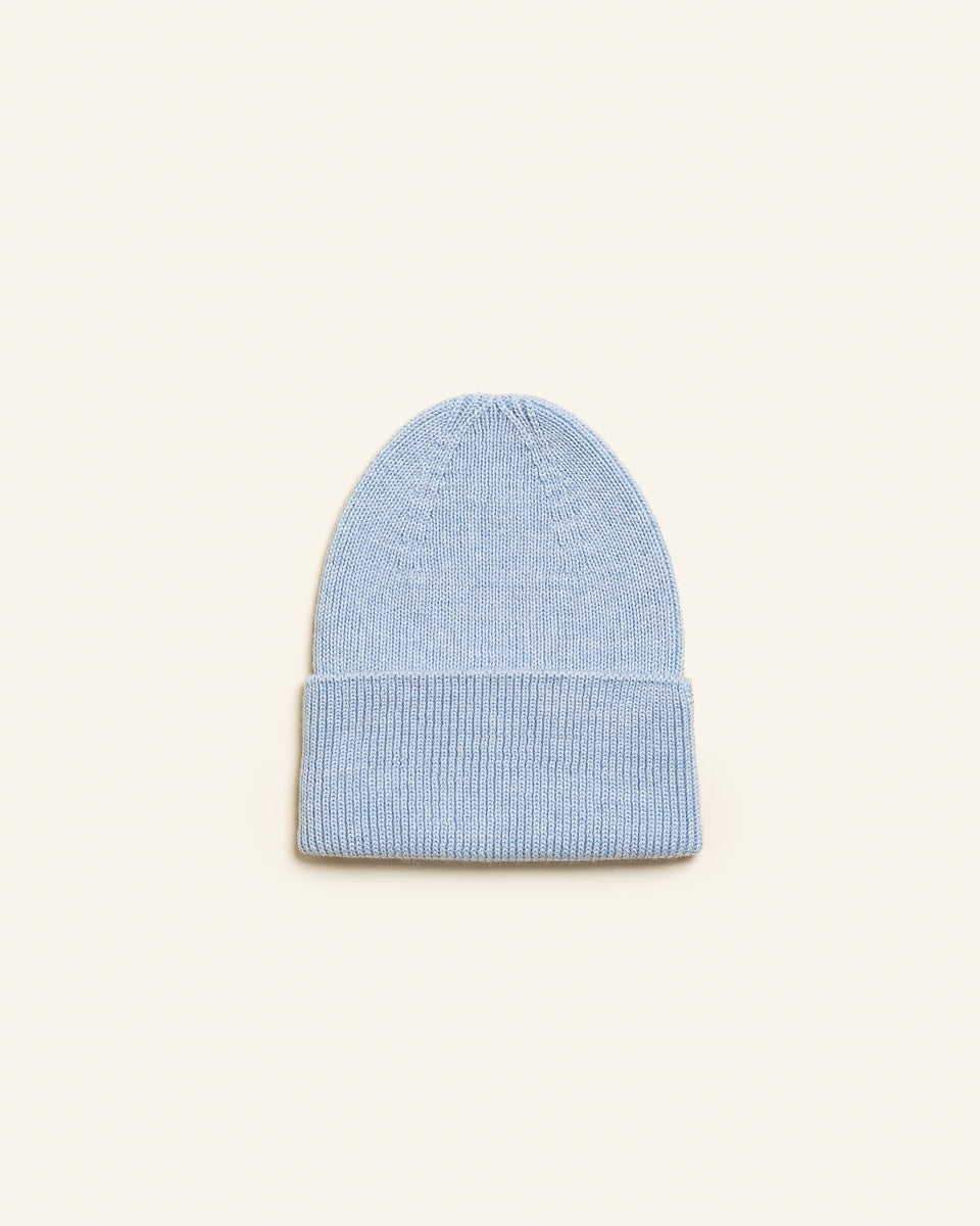 Hvid newborn beanie Fonzie in de kleur Sky van merinowol, te koop bij De Gele Flamingo.