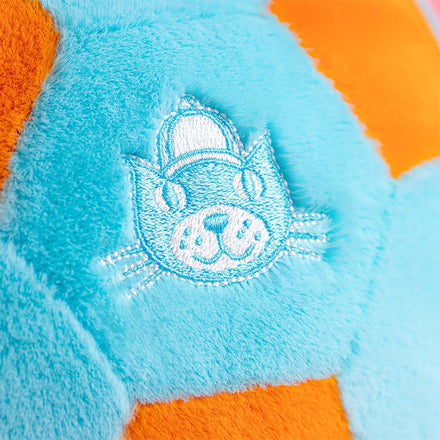 Jellycat Amuseables Jellycat Football, close-up van het geborduurde logo