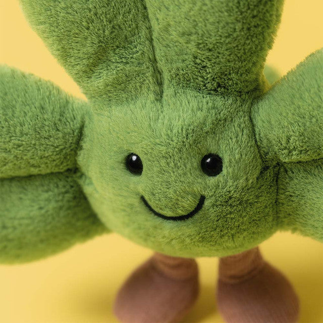Jellycat Amuseables Siofra Shamrock, vooraanzicht van het groene klavertje met beentjes