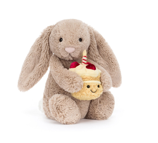 Jellycat Bashful Beige Bunny Birthday, vooraanzicht met verjaardagstaartje in de pootjes
