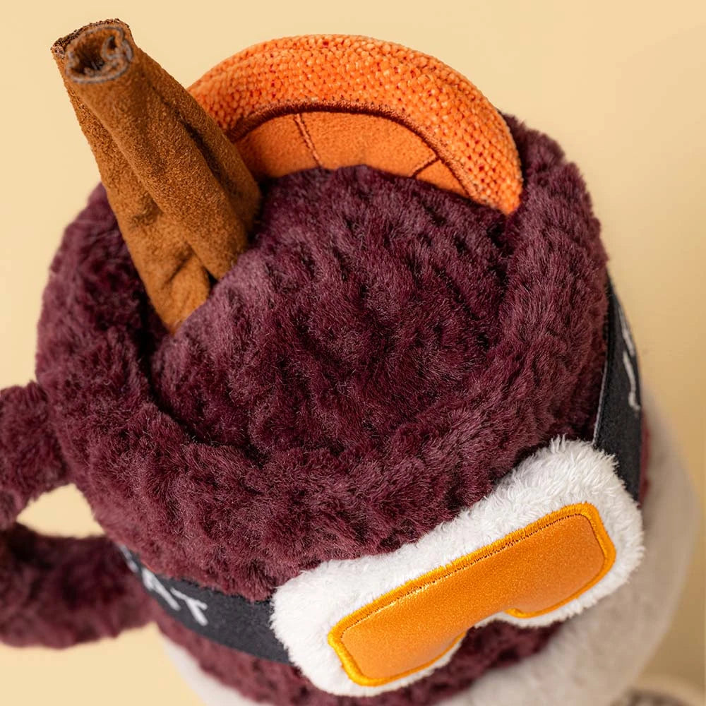 Jellycat Amuseables Mullover Spiced Drink, vooraanzicht van de mok met kaneelstokje en skibril