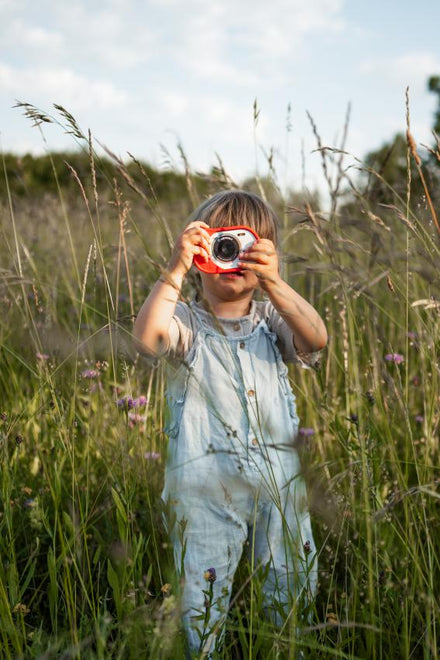 Kidywolf Kidycam roze, kind fotografeert in het hoge gras