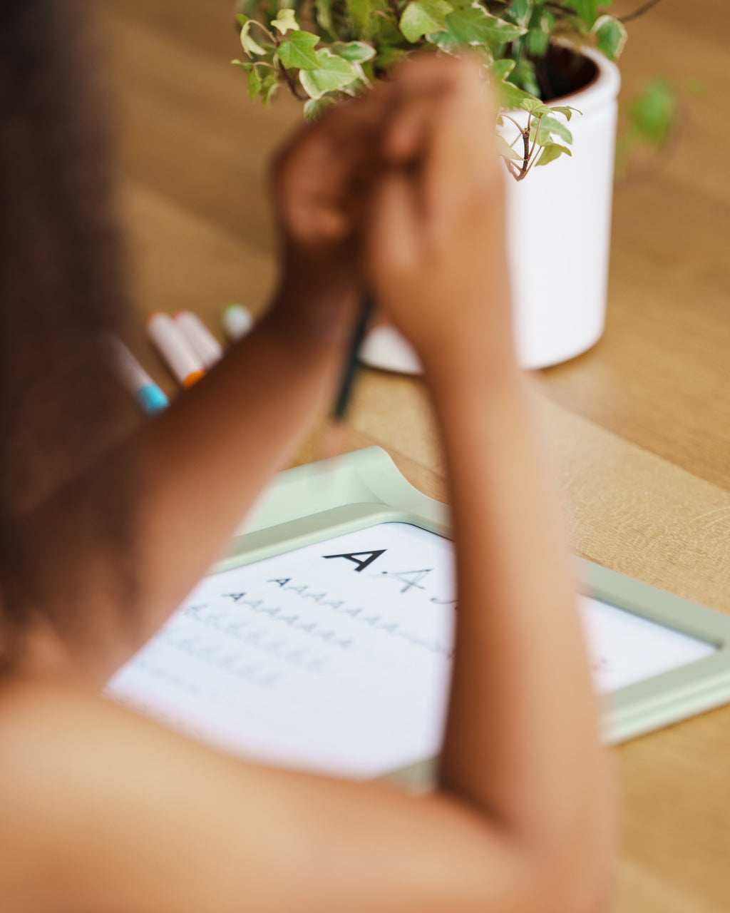 Kidywolf Kidydraw Pro, close-up van een kinderhand die op een blad schrijft