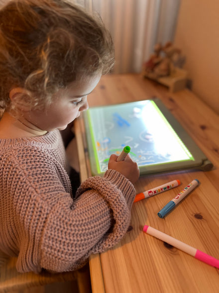 Kidywolf Kidydraw Pro groen, kind trekt een tekening over op het verlichte scherm