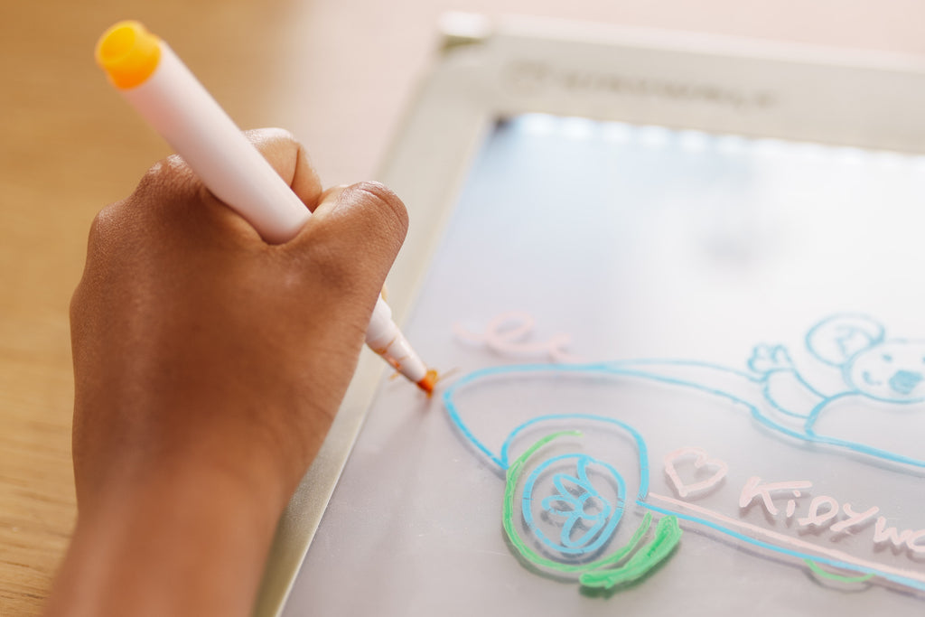Kidywolf Kidydraw Pro, close-up van een hand die met stift overtrekt op het verlichte scherm