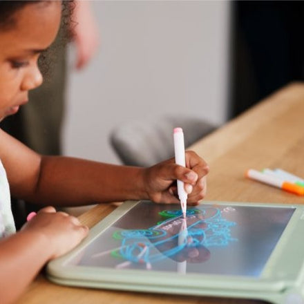 Kidywolf Kidydraw Pro groen, kind trekt met een stift een sjabloon over