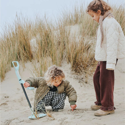 Kidywolf Kidymetal, twee kinderen graven in het zand naar een vondst
