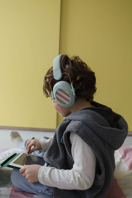 Kidywolf Kidynoise gehoorbeschermer blauw, kind draagt hem tijdens het spelen