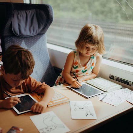 Kidywolf Kidypen, twee kinderen tekenen samen op de trein