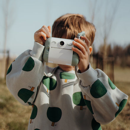 Kidywolf Kidyprint groen, jongen houdt de camera voor zijn gezicht om een foto te maken
