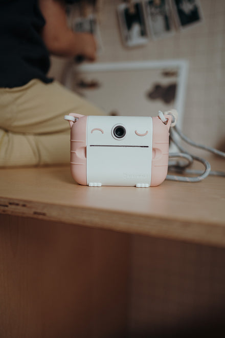 Kidywolf Kidyprint peach, camera op een kastje naast een kind