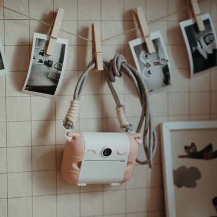 Kidywolf Kidyprint peach, geprinte foto's aan de muur met de camera eronder