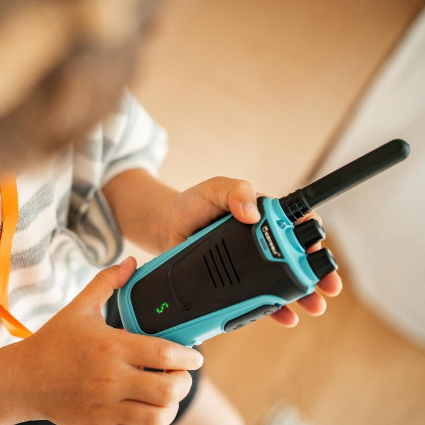 Kidywolf Kidytalk walkie talkie set blauw en rood, vooraanzicht van beide toestellen